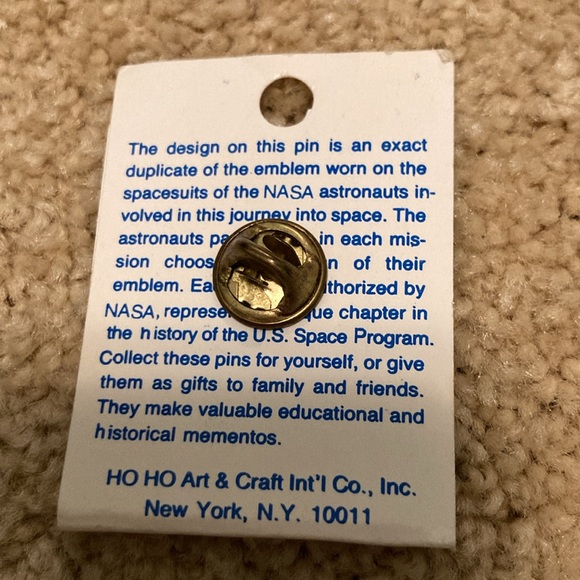 November 1985 Discovery space shuttle commenorative lapel pin. - Picture 2 of 3